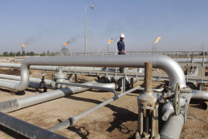 A worker walks at Nahr Bin Umar oil field, north of Basra, southeast of Baghdad, November 23, 2014. Picture taken November 23, 2014. REUTERS/Essam Al-Sudani (IRAQ - Tags: POLITICS ENERGY BUSINESS)