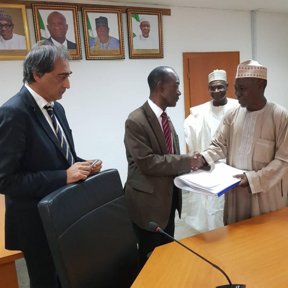 Dangote Group Receives Drawings/Design To Rehabilitate Apapa-Wharf Road<br />
<b>Deprecated</b>: strip_tags(): Passing null to parameter #1 ($string) of type string is deprecated in <b>/var/www/vhosts/economicconfidential.com/httpdocs/wp-content/themes/Newspaper/loop-single.php</b> on line <b>60</b><br />
Dangote Group Receives Drawings/Design To Rehabilitate Apapa-Wharf Road