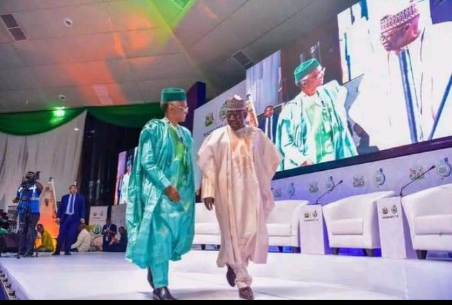 Kaduna state governor, Nasir El-Rufai (L), ushering the All Progressives Congress (APC) presidential candidate, Bola Ahmed Tinubu (R), to the podium during the 7th Edition of the Kaduna Economic and Investment Summit (KadInvest 7.0) held in Kaduna on Saturday.