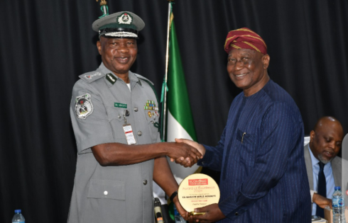 CG Adeniyi receiving Award 