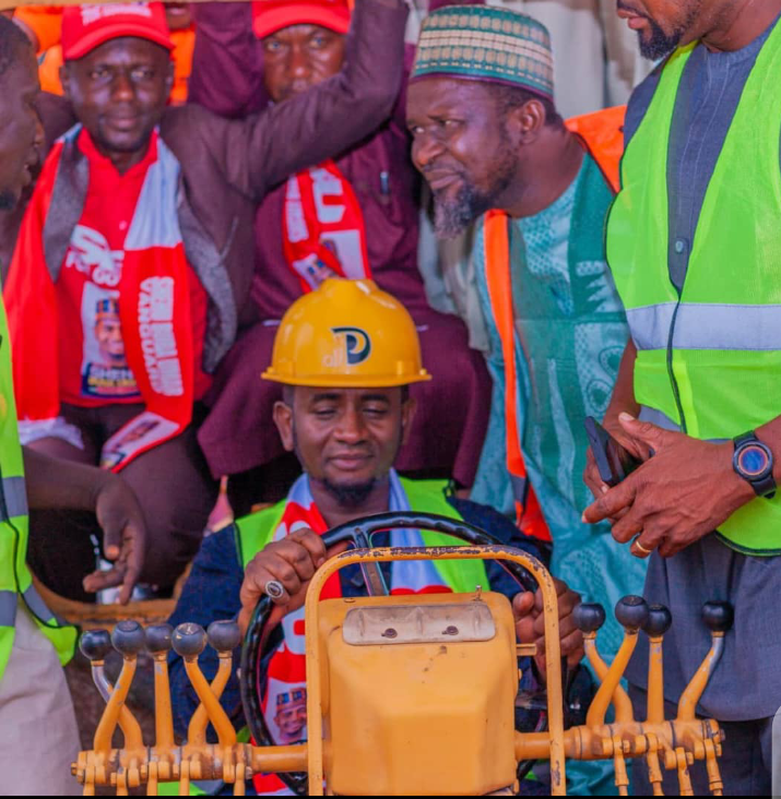 Senator Shehu Buba Umar officially flagged off the construction of a two-and-a-half-kilometer road in Zaranda Town in Toro Local Government Area of Bauchi State. 