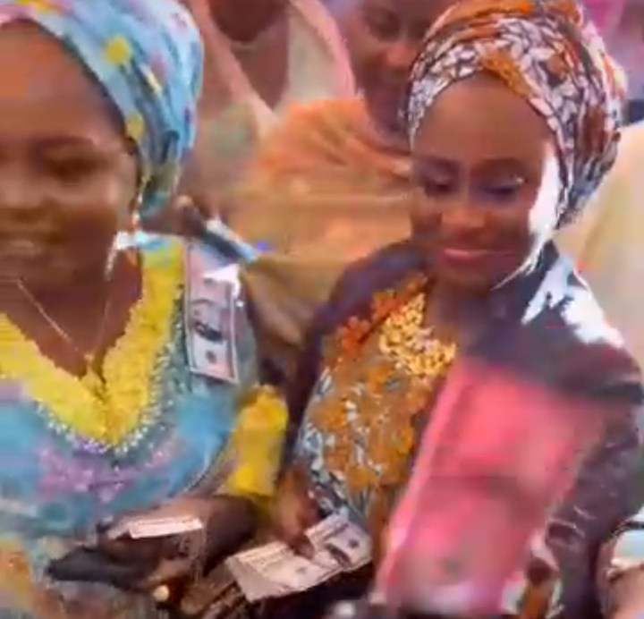 Katsina First Lady, Fatima Radda, Sprayed Dollars at Event – PRNigeria Fact-Check<br />
<b>Deprecated</b>: strip_tags(): Passing null to parameter #1 ($string) of type string is deprecated in <b>/var/www/vhosts/economicconfidential.com/httpdocs/wp-content/themes/Newspaper/loop-single.php</b> on line <b>60</b><br />
Katsina First Lady, Fatima Radda, Sprayed Dollars at Event – PRNigeria Fact-Check